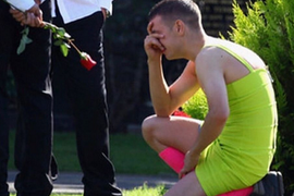 Na sahranu najboljeg prijatelja došao je u ZELENOJ HALJINI, a razlog je POTRESAN DO SUZA: Priča o drugarstvu i BESMISLU RATA postala je viralna posle 15 godina