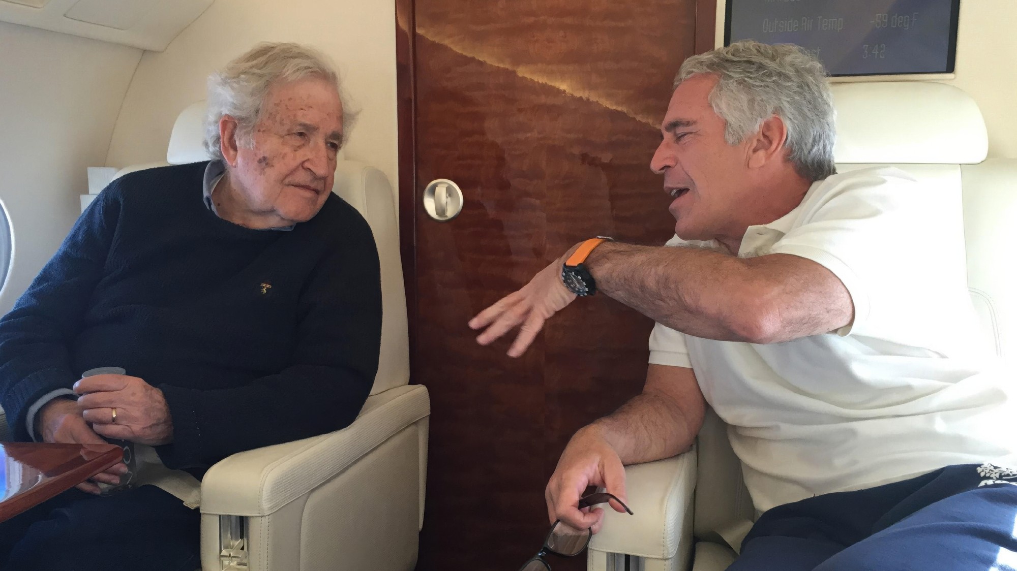 Jeffrey Epstein a Noam Chomsky na fotografii zverejnenej americkým ministerstvom spravodlivosti.