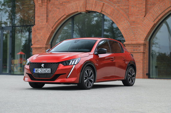 Peugeot: 12 akcji, 10 tys. 141 aut