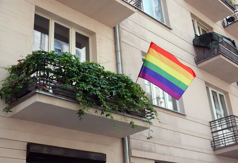 Zapytaliśmy ekspertów, czy właściciel może wyrzucić z mieszkania za tęczową flagę,  fot. Warszawa