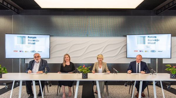 Tegoroczna edycja spotkania skupi się na pięciu obszarach: zaradne społeczności, miasto różnych skal, zagrożenie „romantycznego wyobrażenia wspólnoty, hybrydyczne przestrzenie wspólnoty i wspólnoty międzygatunkowe.