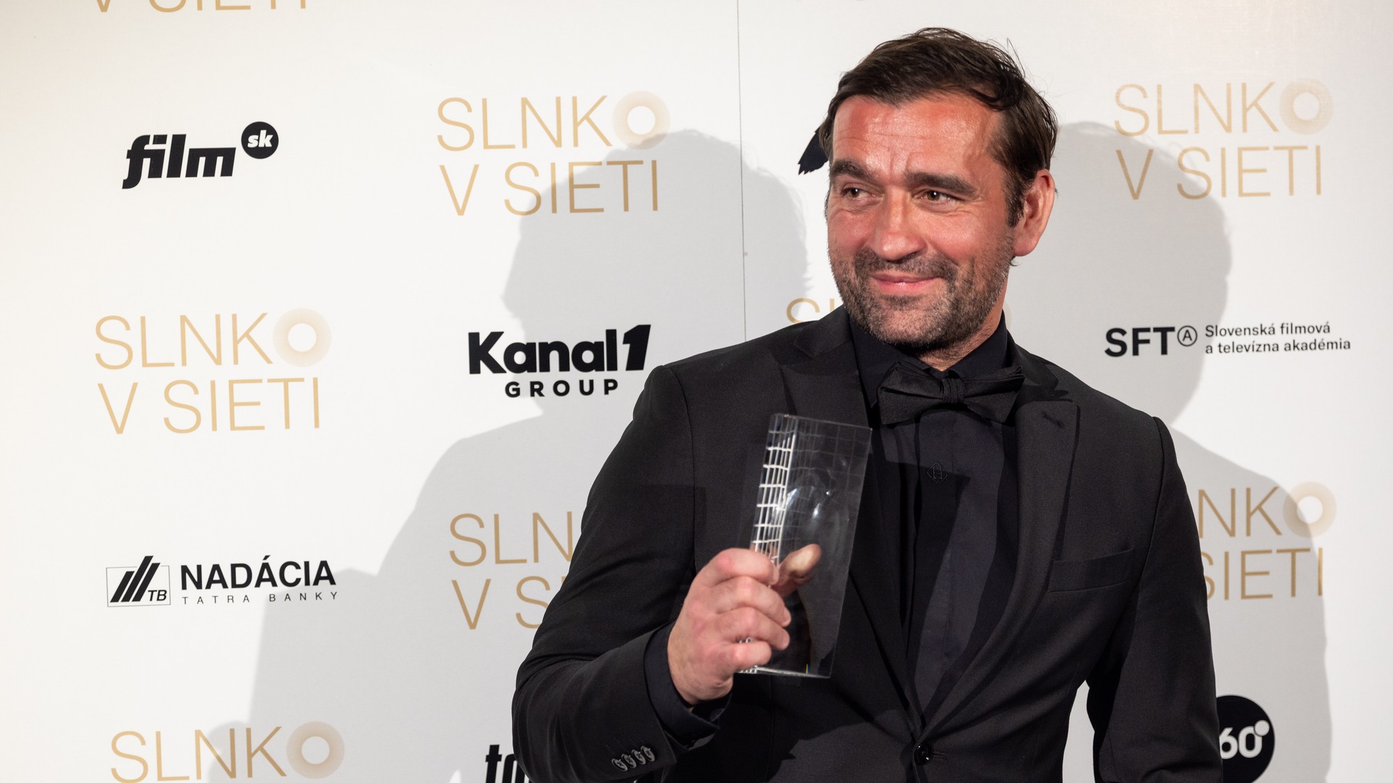 Tvorcovia filmu Otec získali ocenenia na podujatí Slnko v sieti. Medzi nimi aj herec Milan Ondrík a režisérka Tereza Nvotová.  9. 4. 2026