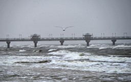 Orkan Grzegorz dotarł do Polski: W Świnoujściu wiatr uszkodził rurociąg w gazoporcie