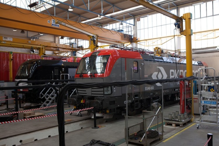 Ponieważ przewoźnik zakupił lokomotywy wielosystemowe, będą one w stanie jeździć pod różnymi systemami napięcia, czyli w różnych krajach.  Np. w Polsce linie PKP są zasilane prądem stałym 3000 woltów (3 kV DC), a w Niemczech 15 000 woltów prądu zmiennego (15 kV AC). Przewoźnicy używający standardowego taboru muszą przepinać lokomotywy na granicach. Ale w przypadku lokomotywy wielosystemowej nie ma tego problemu, co jest dużym atutem, bo skraca czas transportu i zmniejsza koszty.<br><br>
Pierwsze lokomotywy będą miały dopuszczenie  na obszar Polski, Czech, Słowacji, Węgier, Niemiec i Austrii. Trzy kolejne, które będą mogły jeździć w Polsce i w Niemczech, miesiąc później. Ostatnie pojazdy - z homologacją na siedem krajów UE (także Holandię) - zostaną dostarczone do końca czerwca 2017 r.