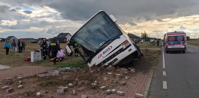 Pod Łodzią autobus wpadł o rowu. Są ranni