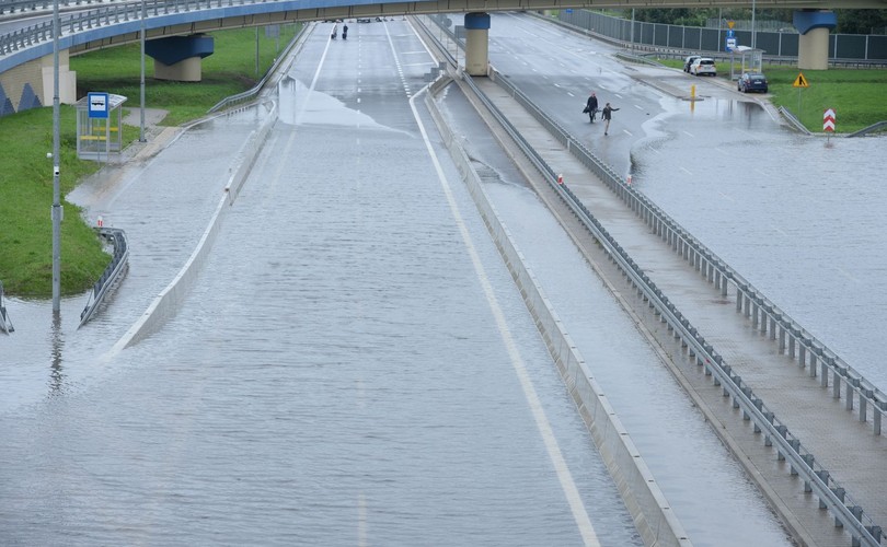 Deszcz zaskoczył kierowców