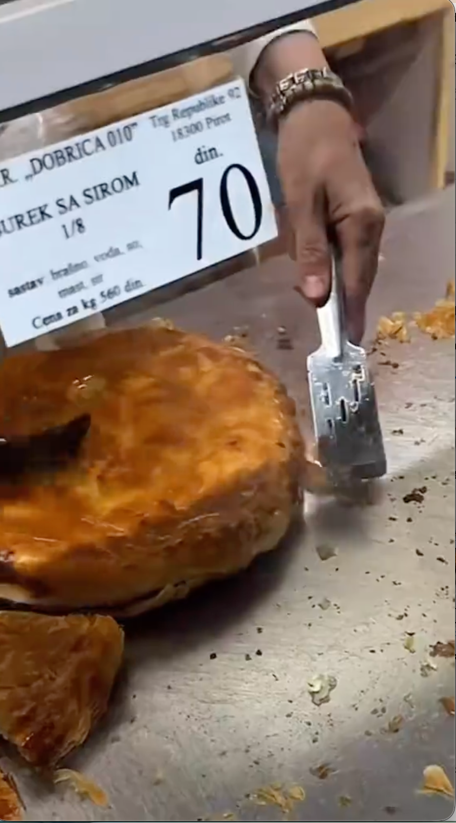 Osminka syrového bureku - 70 dinárov (cca 0,60 €).