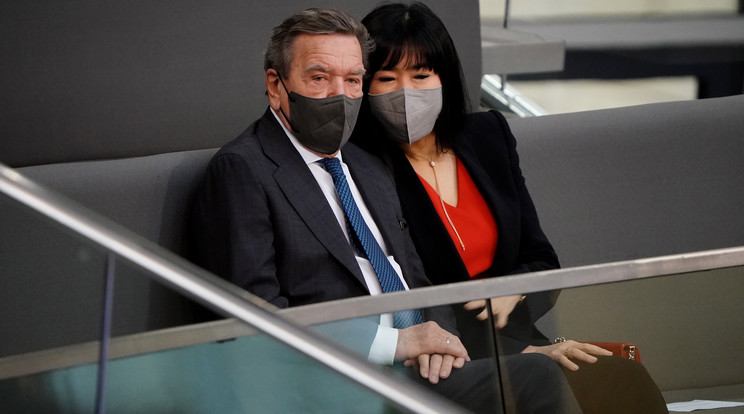 Gerhard Schröder és felesége Schröder-Kim So-yeon 2021-ben / Fotó: EPA/CLEMENS BILAN