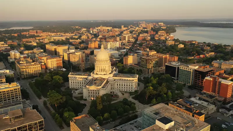 Najbardziej charakterystycznym budynkiem w Madison jest Wisconsin State Capitol.
