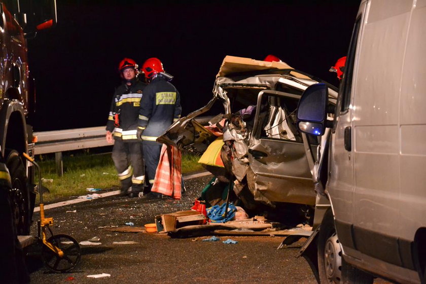 Bus wbił samochód po tira. 4 osoby w szpitalu