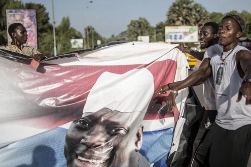 Gambijczycy niszczą plakat dyktatora Yahyi Jammeha