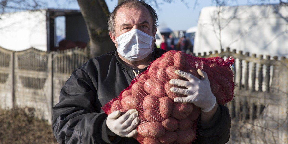 Spowolnienie gospodarcze widać wszędzie na świecie, również w Polsce Na zdjęciu targowisko w Jedwabnem, znacznie rzadziej odwiedzane po wybuchu epidemii koronawirusa