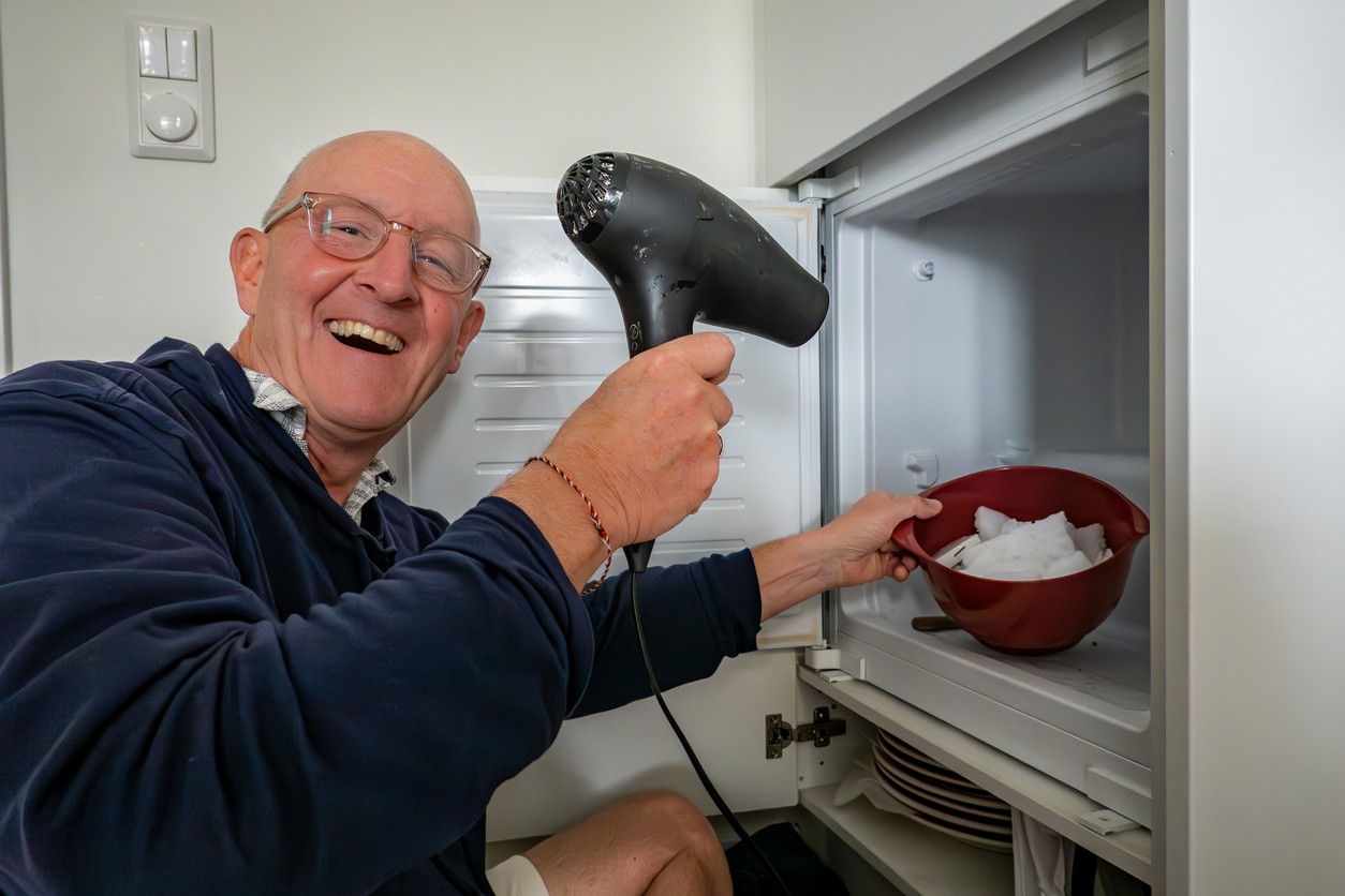 Keď je chladnička suchá a opäť vybavená všetkými policami, nasleduje zapnutie.