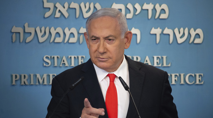 Benjámin Netanjahu izraeli miniszterelnök sajtótájékoztatót tart jeruzsálemi hivatalában 2020. szeptember 13-án. Az izraeli kormányfő bejelentette, hogy a koronavírussal fertőzöttek számának folyamatos növekedése miatt újra szigorú kijárási korlátozásokat vezetnek be az országban. Az iskolákat, a szállodákat, az éttermeket is bezárják. / Fotó: MTI/AP/Pool Yedioth Ahronot/Alex Kolomiensky