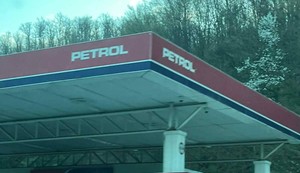 “porše” udario u benzinsku pumpu