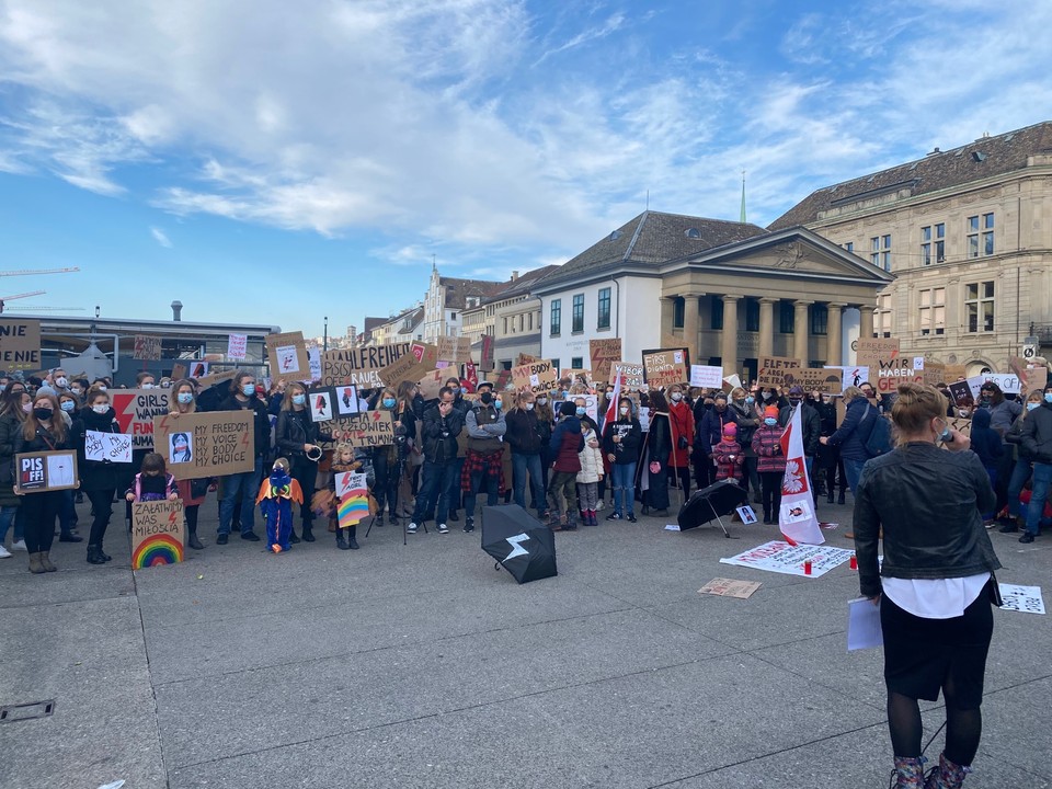 Zurych, Szwajcaria. Manifestacja solidarności z kobietami protestującymi w Polsce