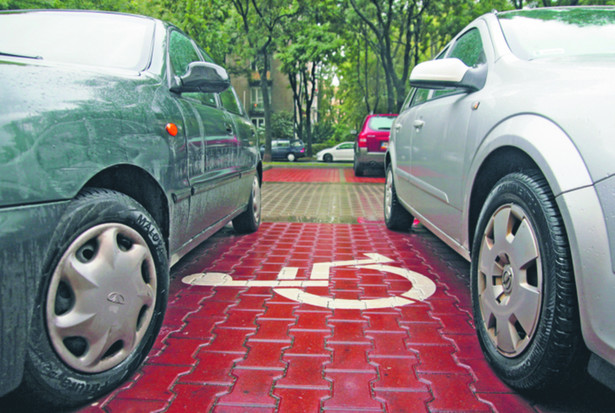 Brak miejsc parkingowych to częste tłumaczenie kierowców, którzy stawiają swoje samochody byle gdzie