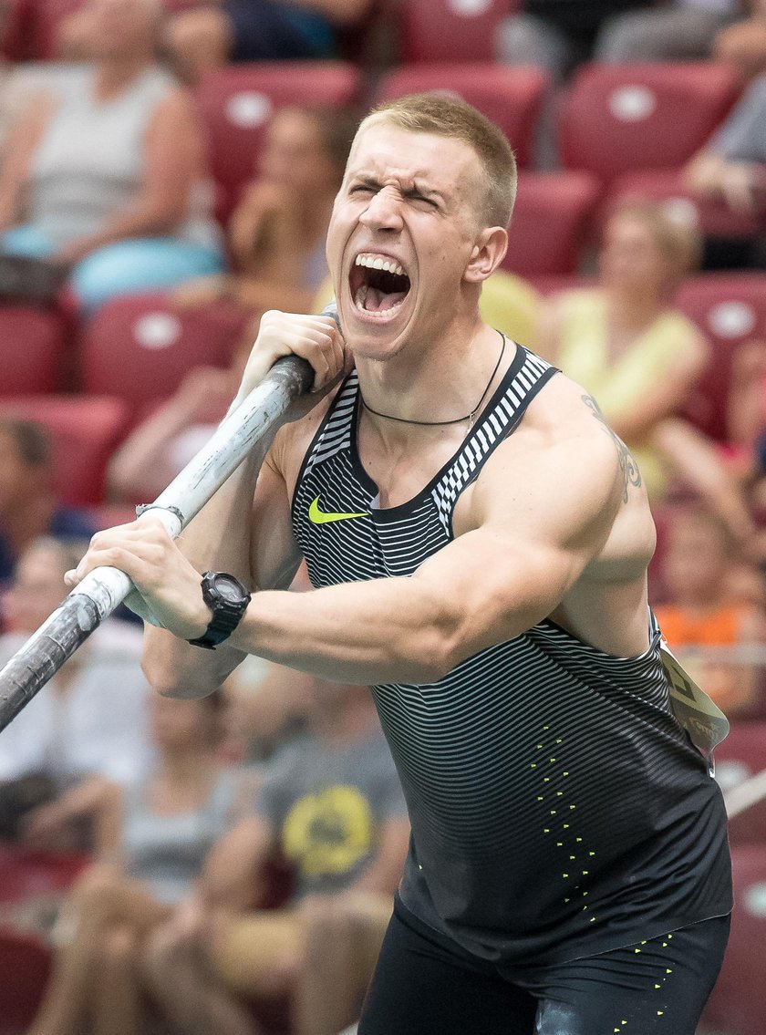 Piotr Lisek i Aleksandra Wiśnik wzięli ślub. Zobacz co sportowcy zrobili na parkiecie!