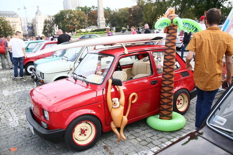Wystawa Fiatów 126p przed Pałacem Kultury i Nauki na placu Defilad w Warszawie