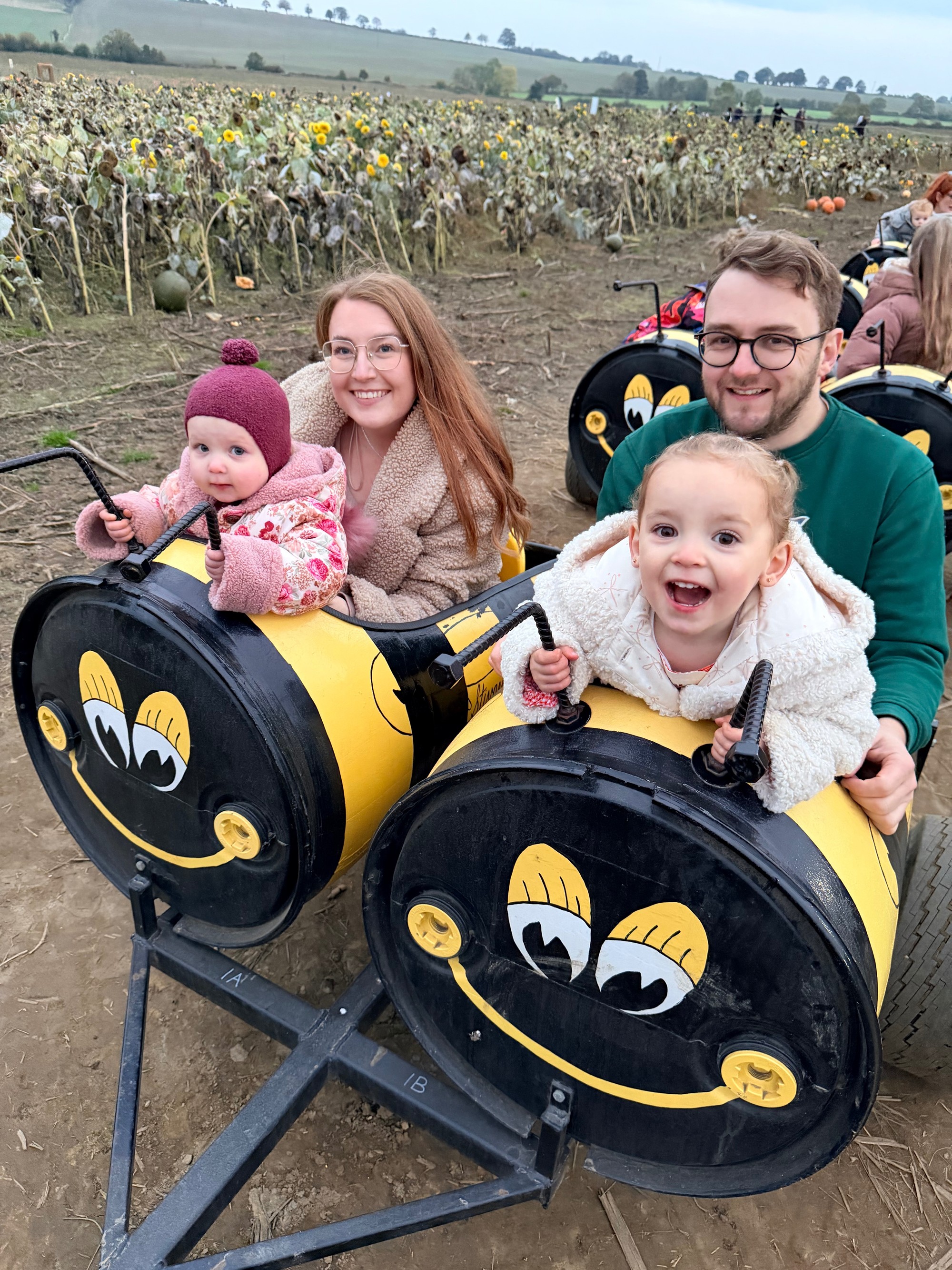 Dvojročná Isobel, ktorá tragicky zomrela po páde do jazierka, s rodinou. 