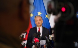 Biedroń: Ze studia w sztabie będę brał udział w programach TV na żywo [ROZMOWA]