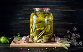 ogorki-kiszone-beda-chrupiace-i-jedrne-wystarczy-zrobic-to-po-zakreceniu-sloikow
