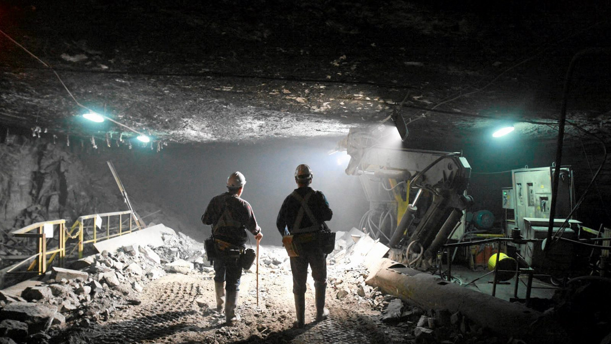 Około 200 górników z Katowickiego Holdingu Węglowego (KHW), m.in. z należącej do niego kopalni Wujek, rozpoczęło rano demonstrację przed katowicką siedzibą holdingu.