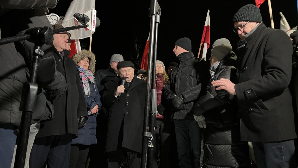 Manifestacja przed zakładem karnym. Kaczyński grzmi: to jest pacyfikacja Polski