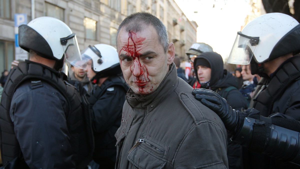 Podczas obchodów Święta Niepodległości w Warszawie doszło do starć z policją, oraz między uczestnikami różnych marszów i manifestacji. Uczestnicy Marszu Niepodległości tuż przed godziną 15 ruszyli w kierunku blokady "Kolorowa niepodległa". Rzucali w kierunku policji race i petardy. Wykrzykiwali hasła, między innymi "Raz sierpem, raz młotem, czerwona hołotę". "Marsz Niepodległości" jest organizowany przez środowiska narodowe. Jego blokadę zapowiadały organizacje lewicowe. W wyniku zamieszek zostało rannych około 10 osób oraz dwóch policjantów. Zatrzymano ponad 100 osób.