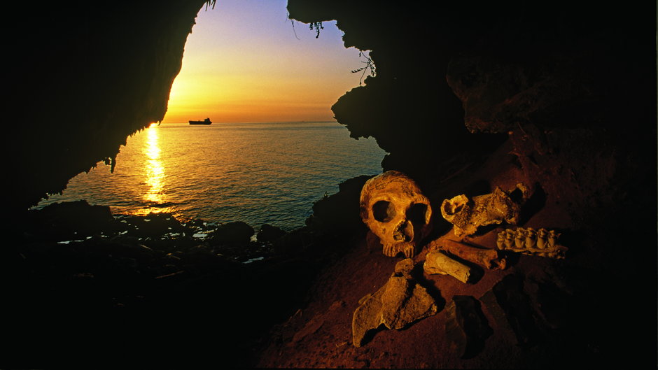 Jaskinia Gorhama, gdzie dokonano najstarszych odkryć neandertalskich szczątków. Fot. z książki „Neandertalczyk. Odkryty na nowo. Współczesna nauka pisze nową historię neandertalczyków”, Dimitra Papagianni i Michael A. Morse.