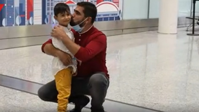 3-letni Afgańczyk wreszcie spotkał się z tatą. Poruszająca historia