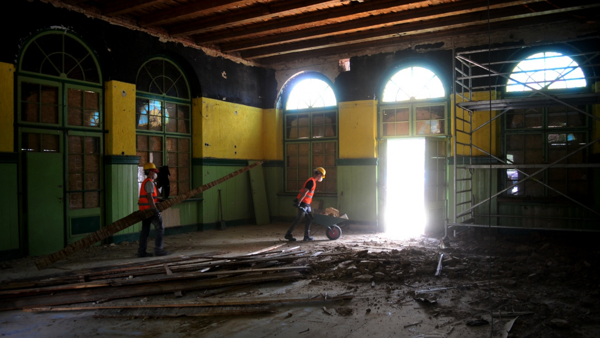 Wiosną przyszłego roku dworzec kolejowy w Obornikach Śląskich ma zmienić się nie do poznania. Na razie ekipy remontowe skupiają się na pracach wewnątrz budynku i odnawianiu elewacji. Koszt inwestycji to 5 milionów złotych.