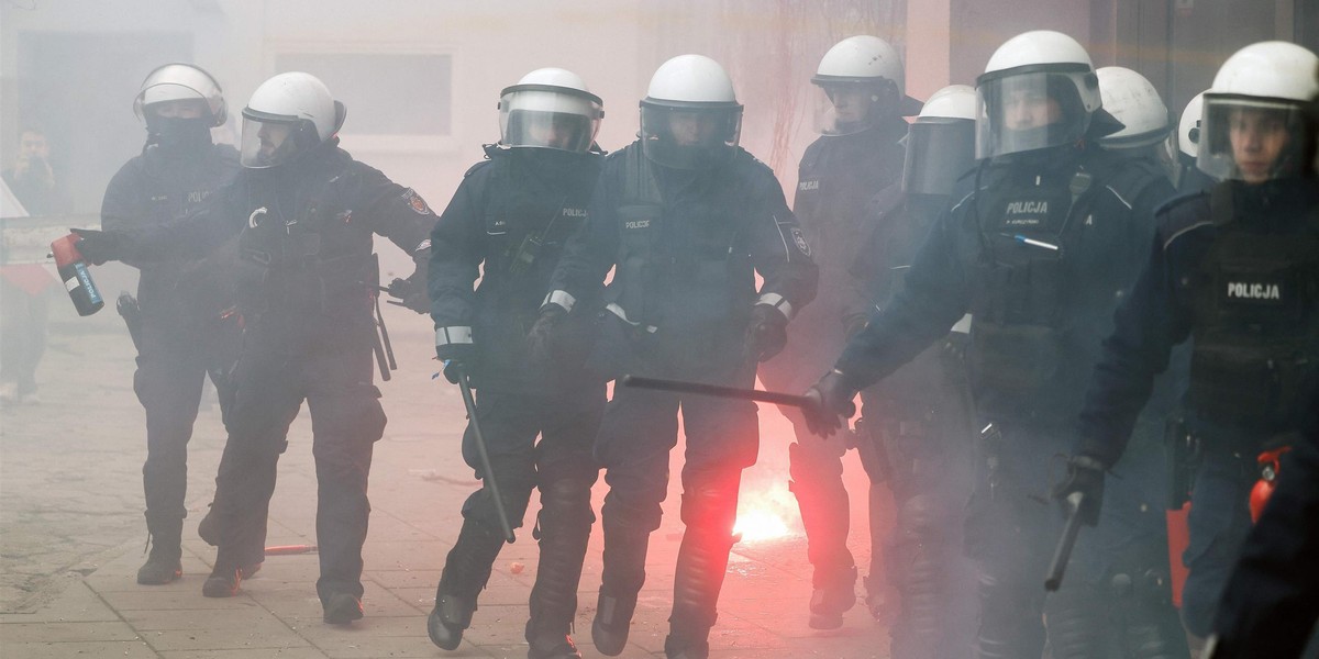 Kilkunastu policjantów trafiło do szpitala po starciach z protestującymi. 