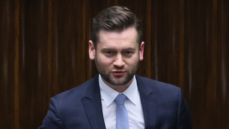 Kamil Bortniczuk nadal będzie kierował Ministerstwem Sportu. Posłowie opozycji domagali się jego odwołania, ale wniosek o wyrażenie wotum nieufności wobec ministra nie zyskał większości głosów w Sejmie.