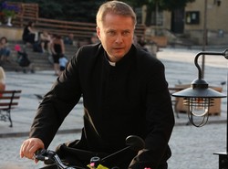 Oto przegląd serialowych duchownych