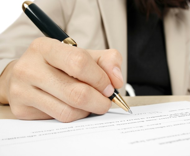 <b>Podpis in blanco</b>
<br></br>
Standardowym wymaganiem w ofertach pracy jest przesłanie CV i listu motywacyjnego, rzadziej kopii innych dokumentów lub poświadczeń. Jeśli pośrednik dodatkowo prosi o przesłanie naszego podpisu in blanco – to należy jak najszybciej zakończyć z nim współpracę. I nie powinno nas przekonać tłumaczenie, że jest to niezbędne do rozpoczęcia urzędowej procedury, która z racji krótkiego terminu i odległości musi być załatwiona zdalnie bez udziału aplikującego o pracę.