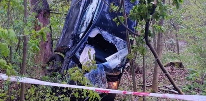 Zatrważający wypadek na Dolnym Śląsku! Auto zawisło na drzewie