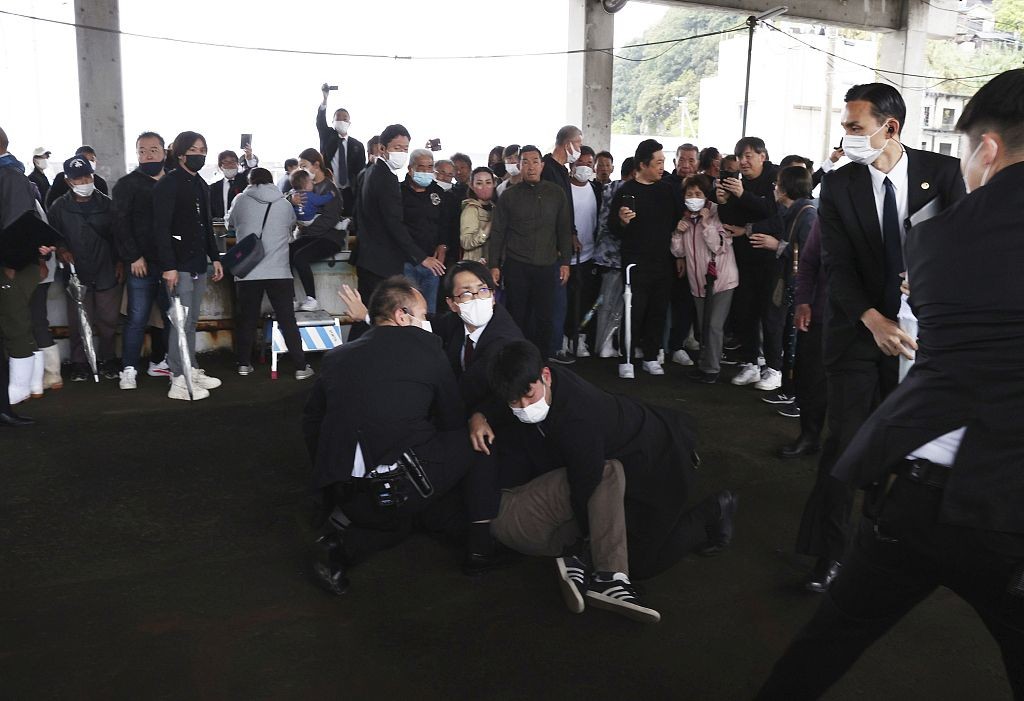 Útok na japonského premiéra odvrátil bodyguard.