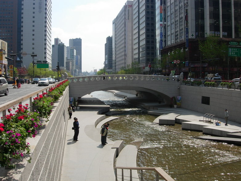 Odsłonięte koryto rzeki Cheonggyecheon w Seulu