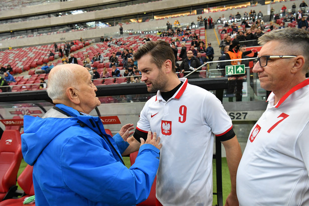 Były trener reprezentacji Polski Andrzej Strejlau (L) i poseł PiS Kamil Bortniczuk (C) podczas meczu gwiazd na stadionie PGE Narodowym imienia Kazimierza Górskiego w Warszawie