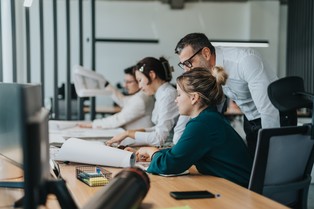 Dwie trzecie Polaków uważa, że w pracy liczy się ta jedna osoba. Raport zdradza, co wpływa na efektywność