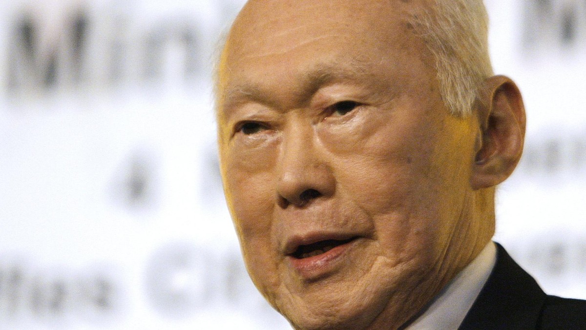 Lee Kuan Yew, któremu powszechnie przypisywane jest stworzenie z Singapuru jednego z najlepiej prosperujących państw świata, został przyjęty do szpitala. 87-letni Lee jest uznawany za politycznego "strongmana", który dzięki swym autorytarnym rządom zagwarantował niepodległość Singapuru. Jego syn, Lee Hsien Loong, jest obecnie premierem - trzecim od czasu, kiedy kraj ten w 1965 roku zyskał niepodległość od Malezji.