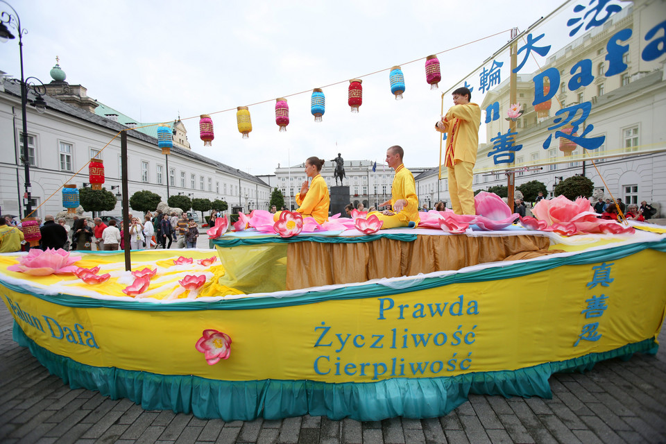 Wielokulturowa parada na ulicach Warszawy