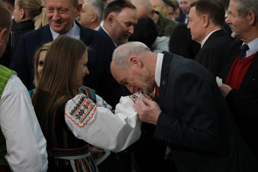 Marszałek senior całuje kobiety w dłoń