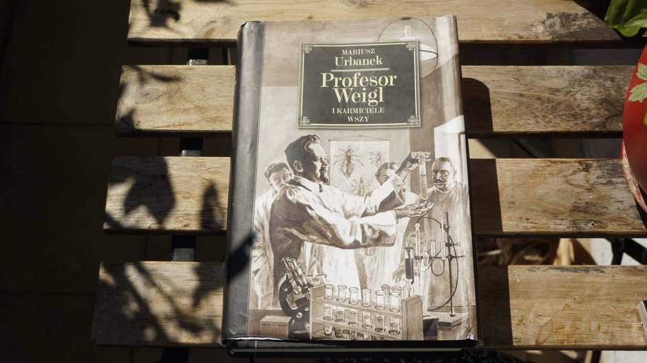 Mariusz Urbanek w książce “Profesor Weigl i karmiciele wszy” doskonale opisał historię wynalazcy szczepionki na tyfus plamisty.