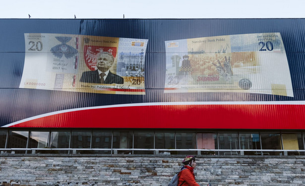 Baner reklamujący kolekcjonerski banknot 20 zł z wizerunkiem Lecha Kaczyńskiego