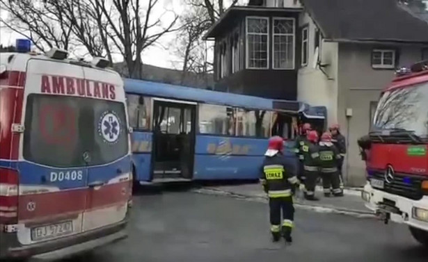 Rejsowy autobus uderzył w budynek mieszkalny w Karpaczu [WIDEO]