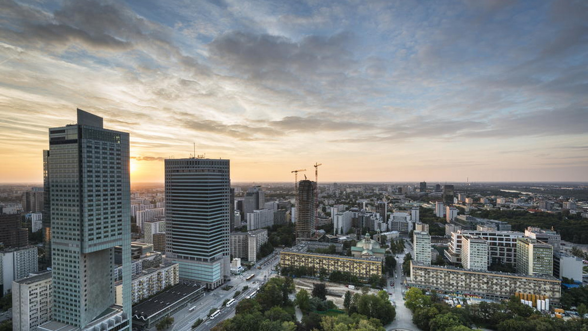 Komisja Europejska poinformowała w czwartek, że pozywa Polskę do Trybunału Sprawiedliwości UE za niewdrożenie dyrektywy dotyczącej charakterystyki energetycznej budynków. Polsce grozi za to kara finansowa w wys. 96,72 tys. euro za każdy dzień uchybienia.