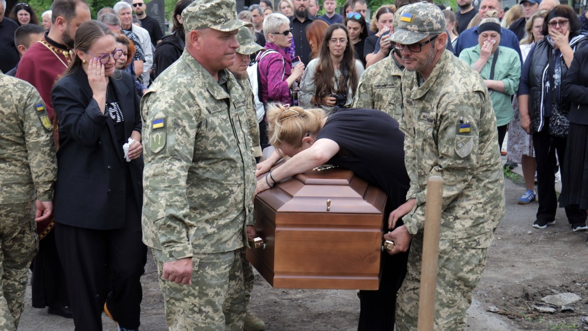 Sahrana ukrajinskog vojnika, muzičara i stiliste Artura Snitkusa (36), koji je poginuo u akciji u Donjeckoj oblasti
