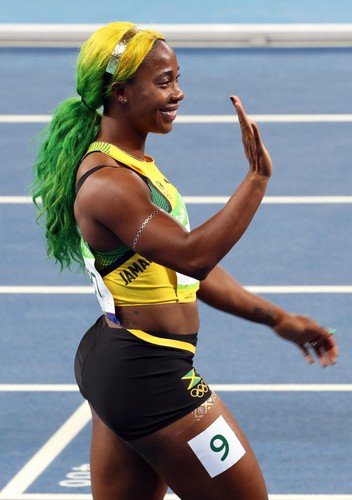 Shelly-Ann Fraser-Pryce biega z flagą Jamajki na... głowie